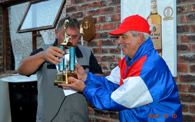 Jaco Vercuil (Kaptein: Alpha Hengelklub) oorhandig die Interklub Trofee aan Philip Fourie (Kaptein: PB Hengelklub) 